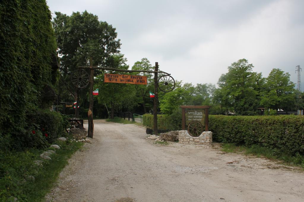 Agriturismo Al Ranch Castello dʼAviano Kültér fotó