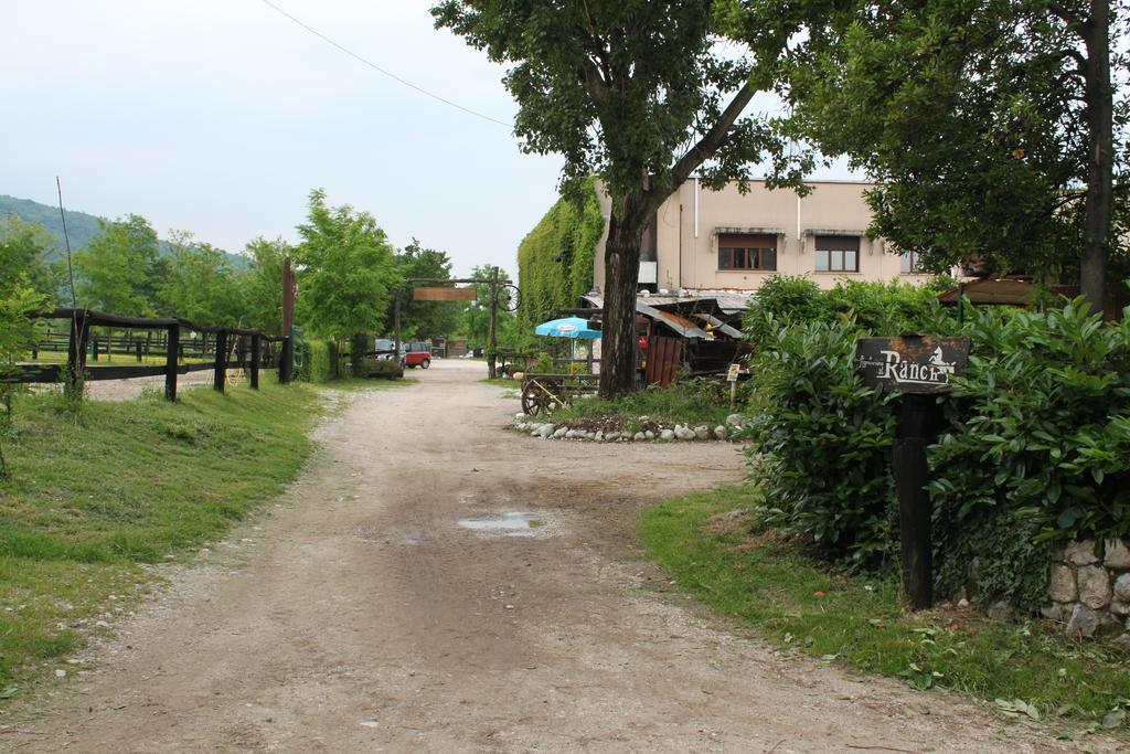 Agriturismo Al Ranch Castello dʼAviano Kültér fotó